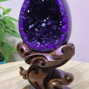 Fine high-grade Uruguayan dinosaur egg crystal stone ornaments 精品高級別烏拉圭水晶原礦恐龍蛋